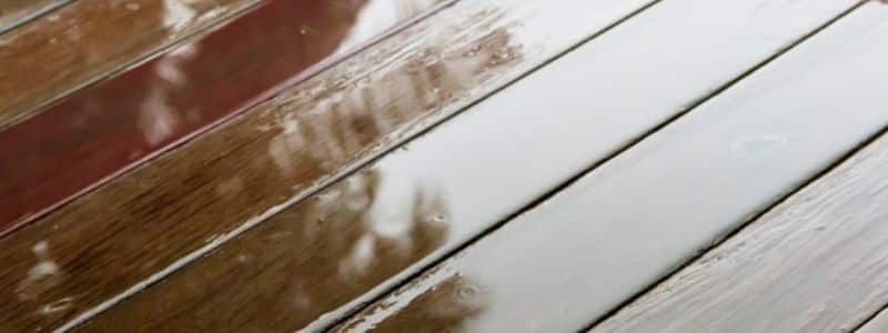 Un deck de PVC imitacion madera se limpia con agua y jabón.